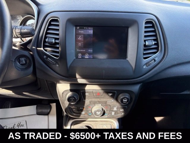 Used 2018 Silver Jeep Latitude image 22