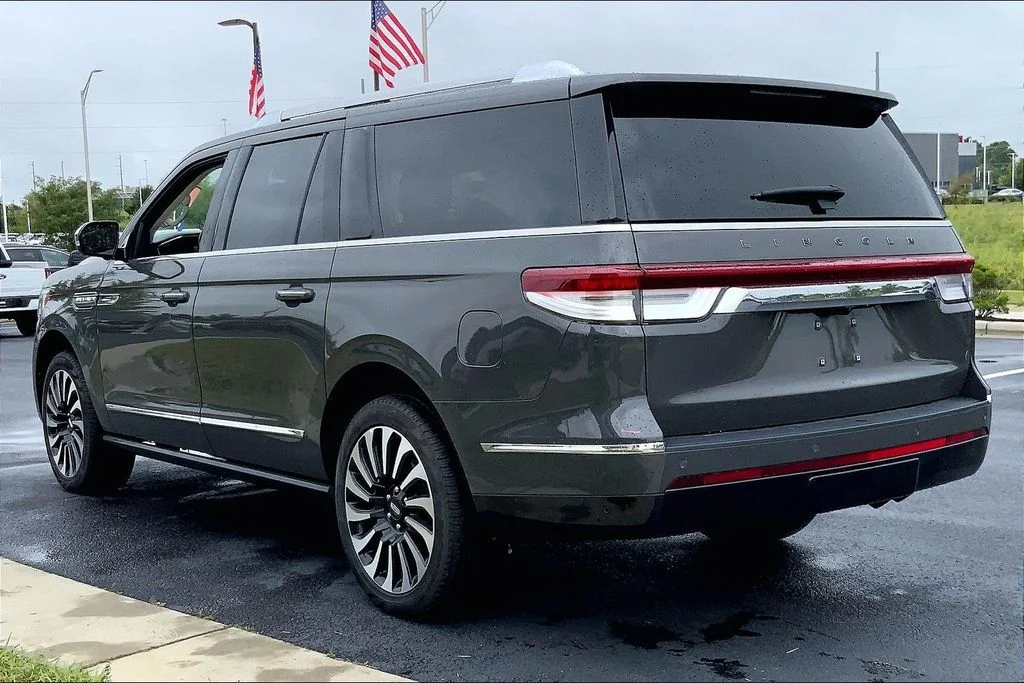 Used 2024 Lincoln Navigator Black Label L with VIN 5LMJJ3TG1REL19489 for sale in Kansas City