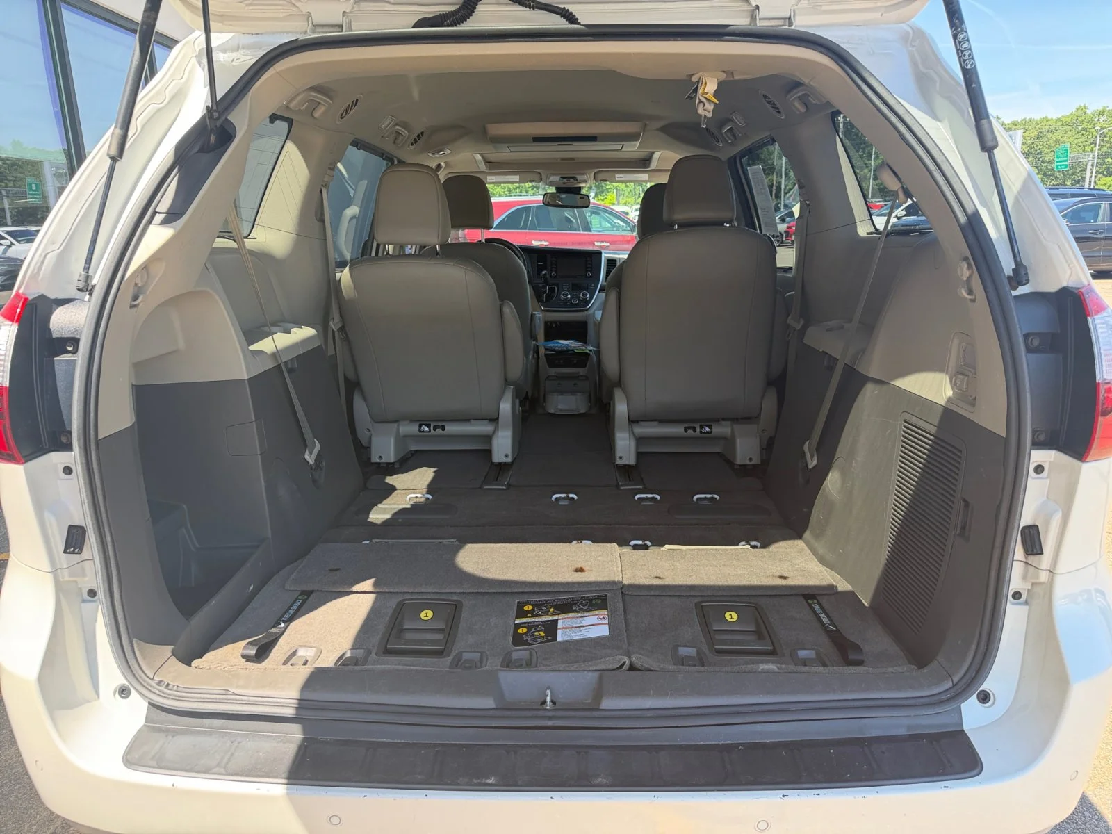 Used 2018 Super White Toyota XLE Premium image 39