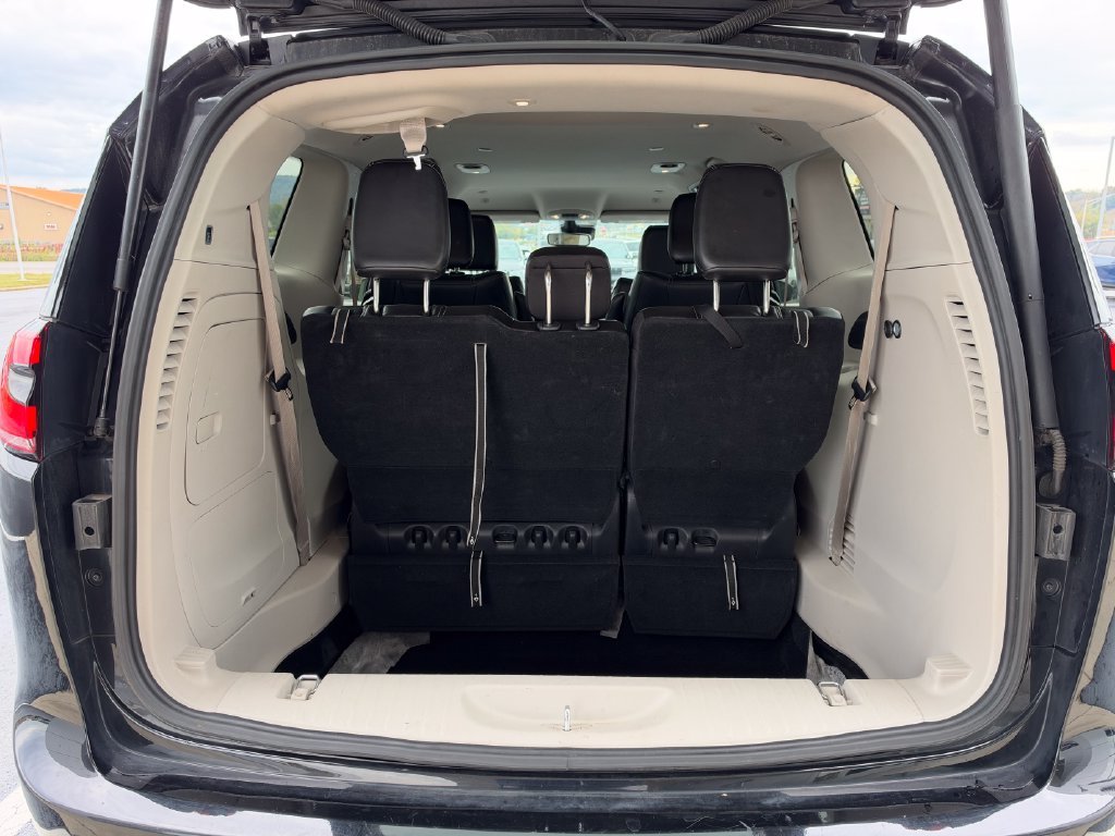 Used 2024 Black Chrysler Select image 4