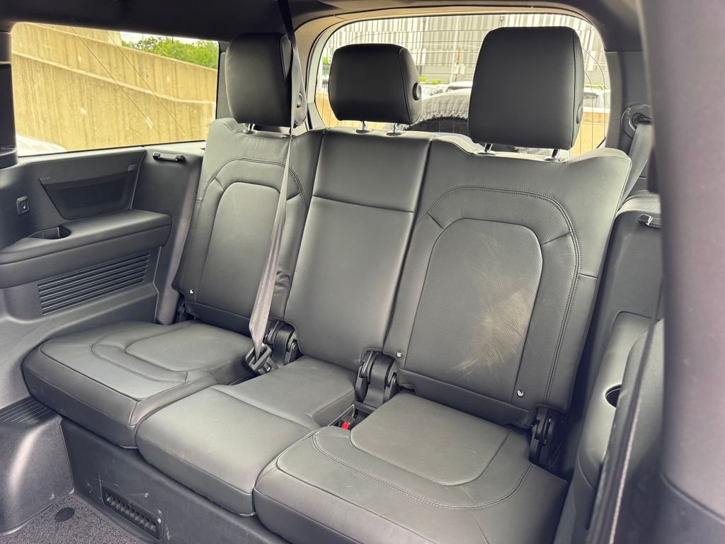 Used 2025  Land Rover S image 18