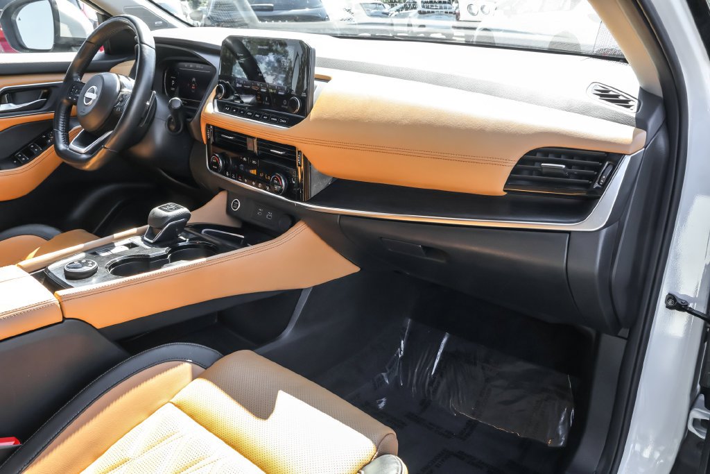 Used 2023 White Nissan Platinum image 47