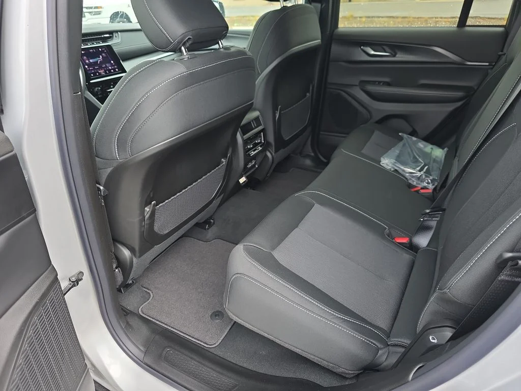 New 2026 Silver Zynith Exterior Paint Jeep Laredo X image 27