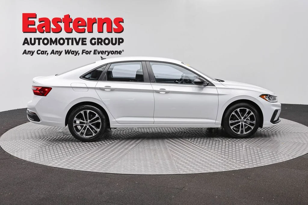 Used 2025 White Volkswagen 1.5T Sport image 4