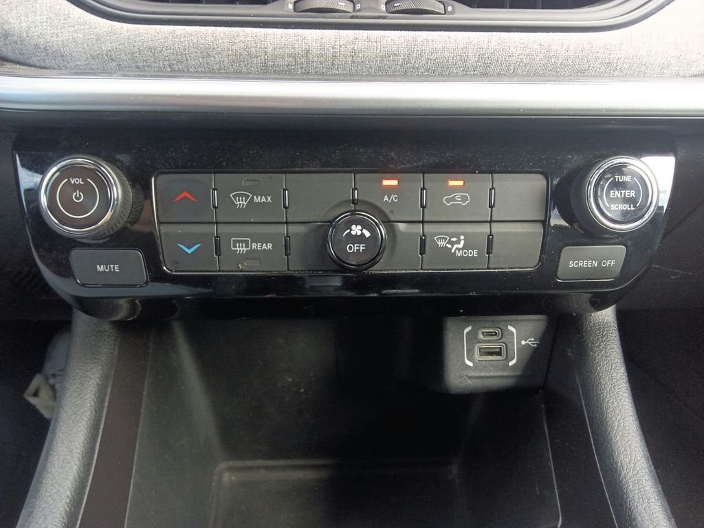 Used 2024 Silver Jeep Latitude image 27
