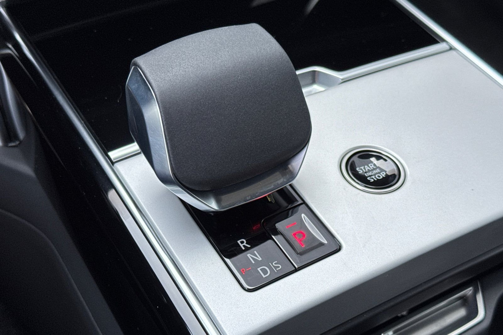 New 2026 Santorini Black Land Rover SE image 25
