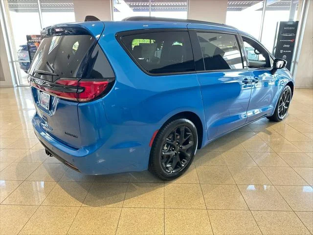 New 2027 Hydro Blue Pearl-Coat Paint Chrysler Limited image 8