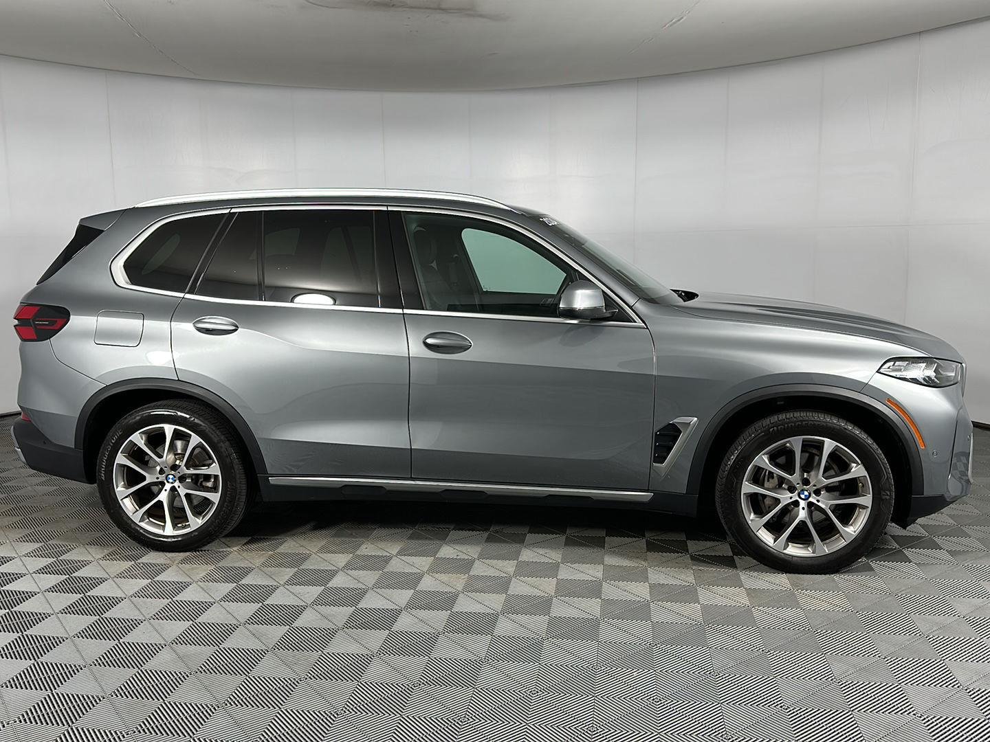 Used 2024 Skyscraper Grey Metallic BMW xDrive40i image 29