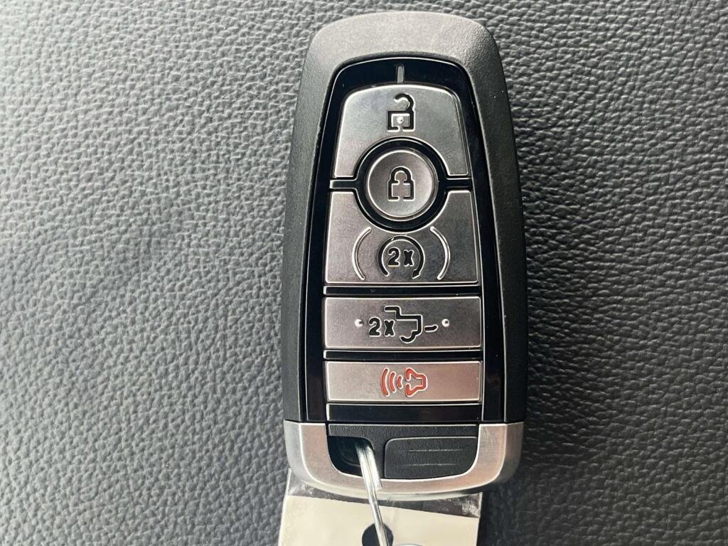 New 2026 Oxford White Ford XLT image 4