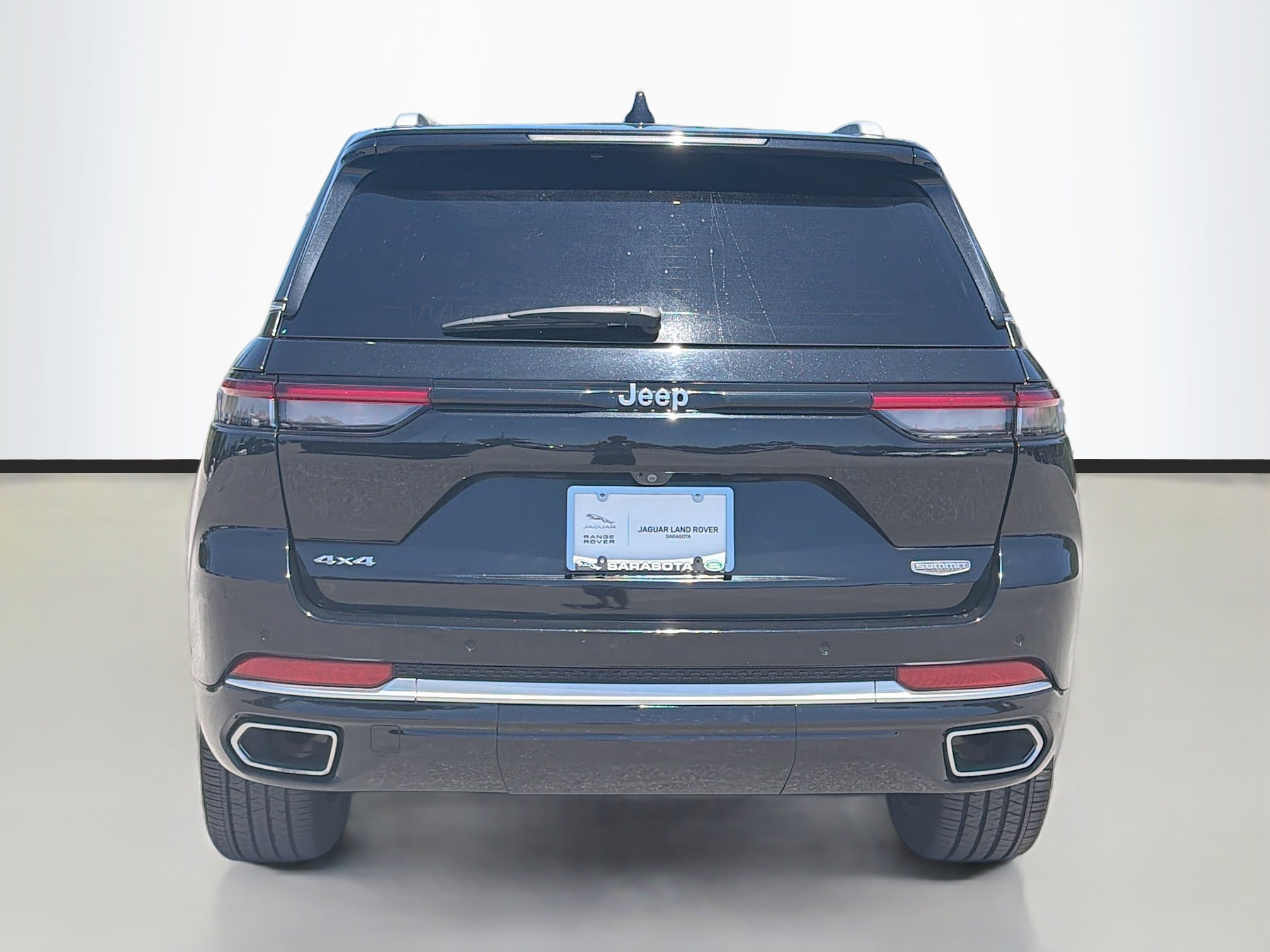 Used 2022 Diamond Black Crystal Pearlcoat Jeep Summit Reserve image 4