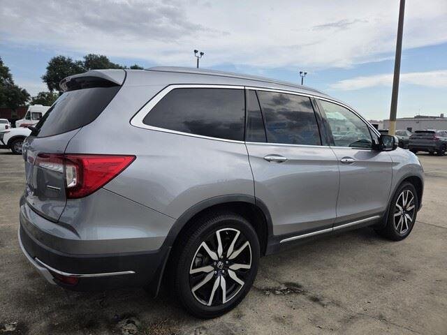 Used 2021 Lunar Silver Metallic Honda Touring w/Rear Captain