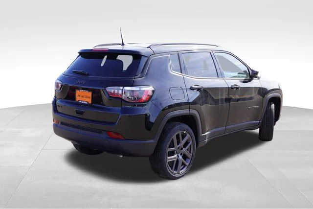 New 2026 Diamond Black Crystal Pearlcoat Jeep Limited image 4