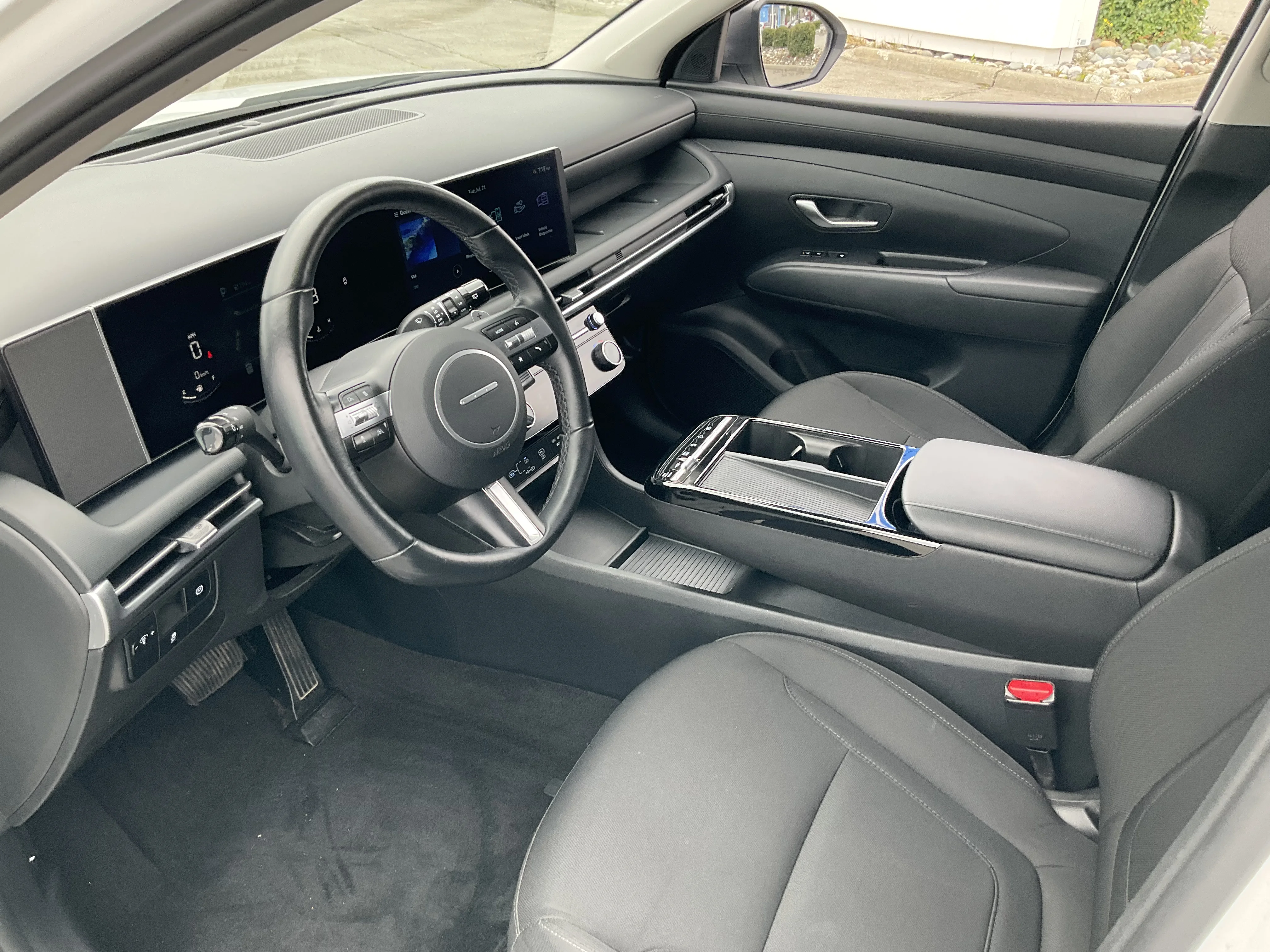 Used 2025 White Hyundai Preferred image 5