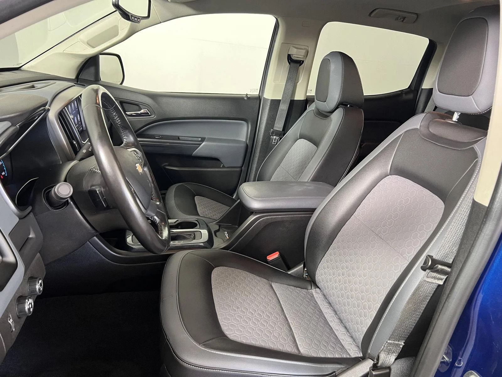 Used 2019 Pacific Blue Metallic Chevrolet Z71 image 6