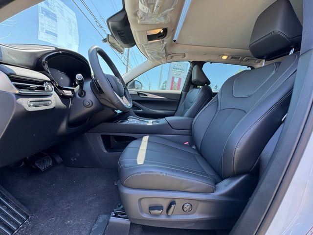 New 2026 Radiant White INFINITI LUXE image 12