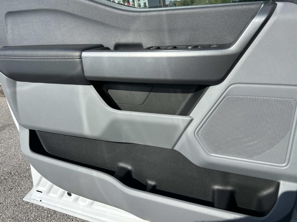 New 2027 Oxford White Ford F-250® XLT image 16