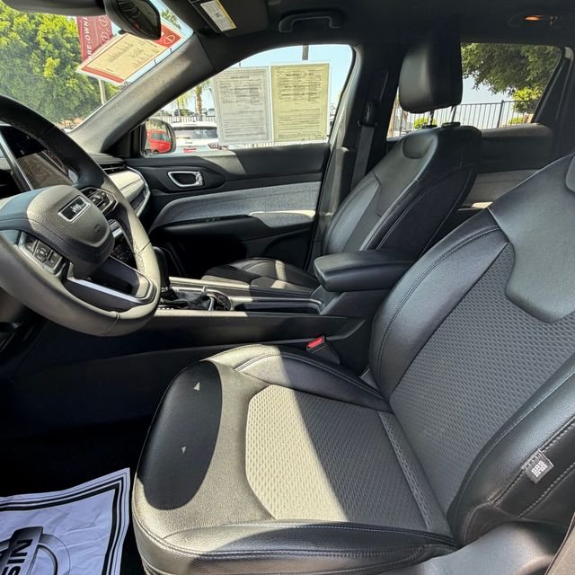 Used 2024 White Jeep Latitude image 27