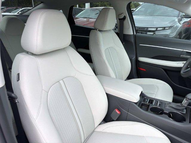 New 2026 White Hyundai SE image 14