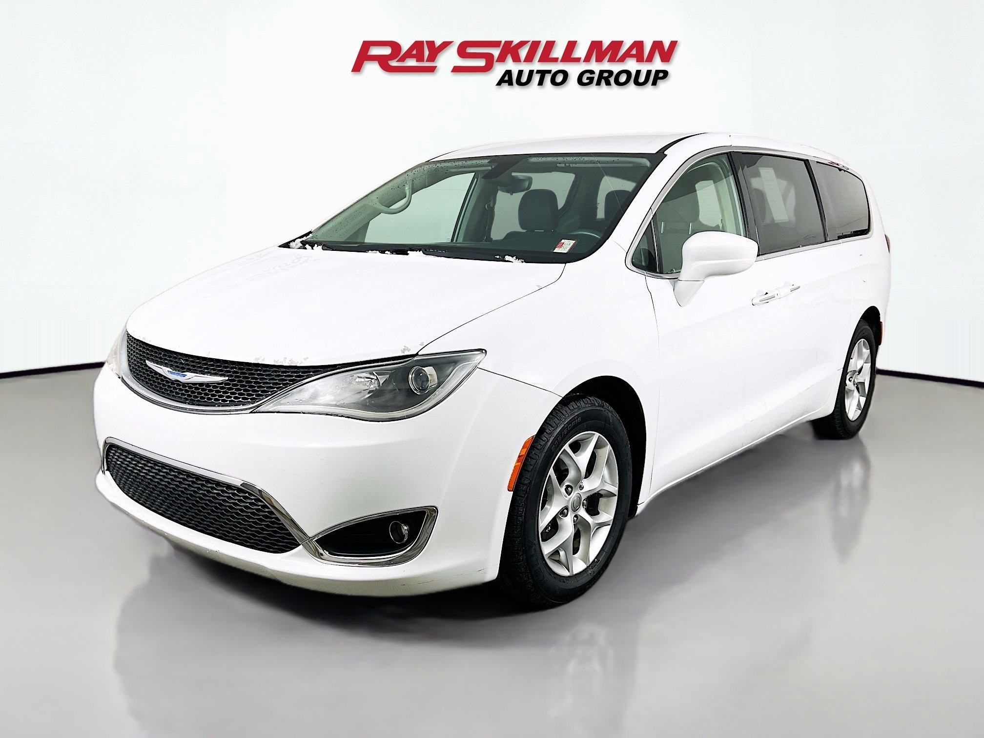 Used 2018 Bright White Clearcoat Chrysler TOURING PLUS image 3