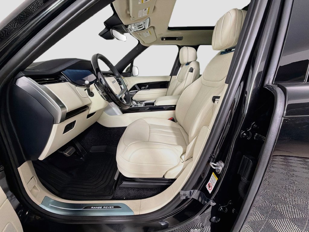 New 2027 Santorini Black Land Rover SE image 22