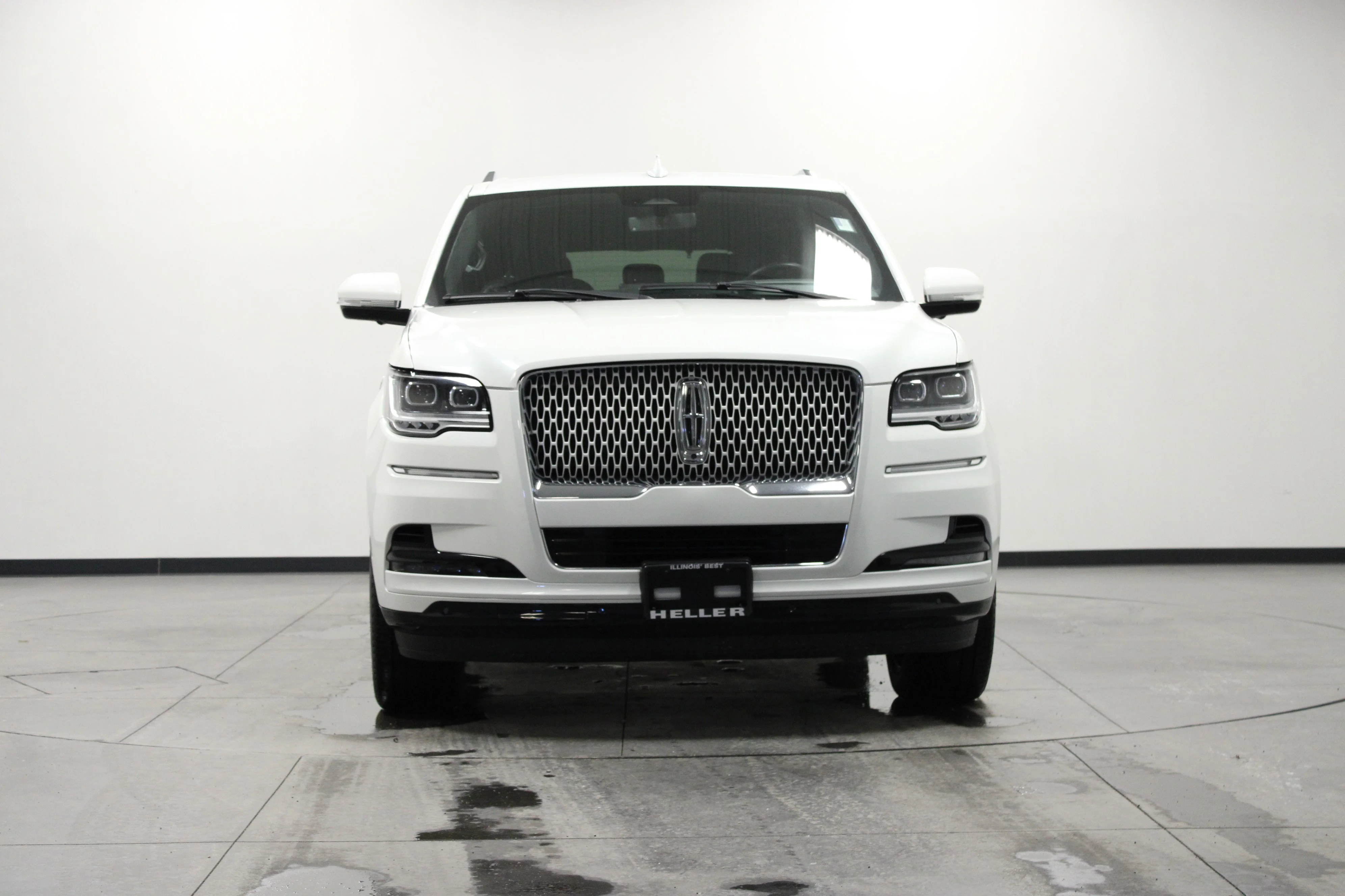 Used 2023 White Metallic Lincoln Reserve image 9