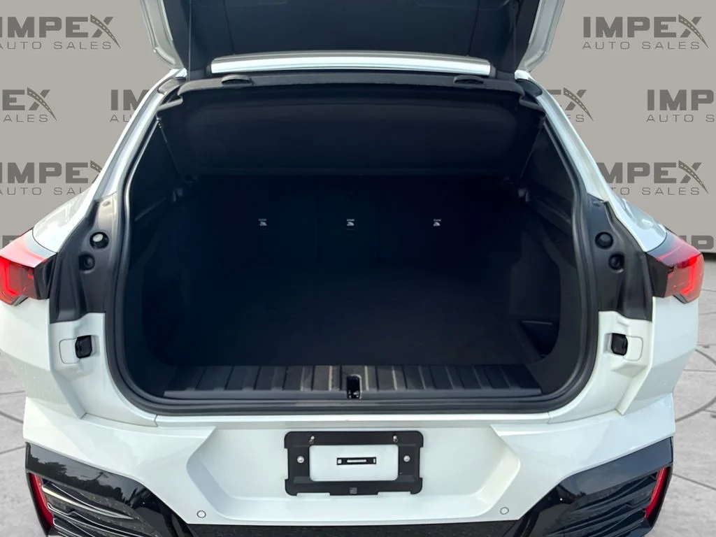 Used 2025 White BMW xDrive28i image 17