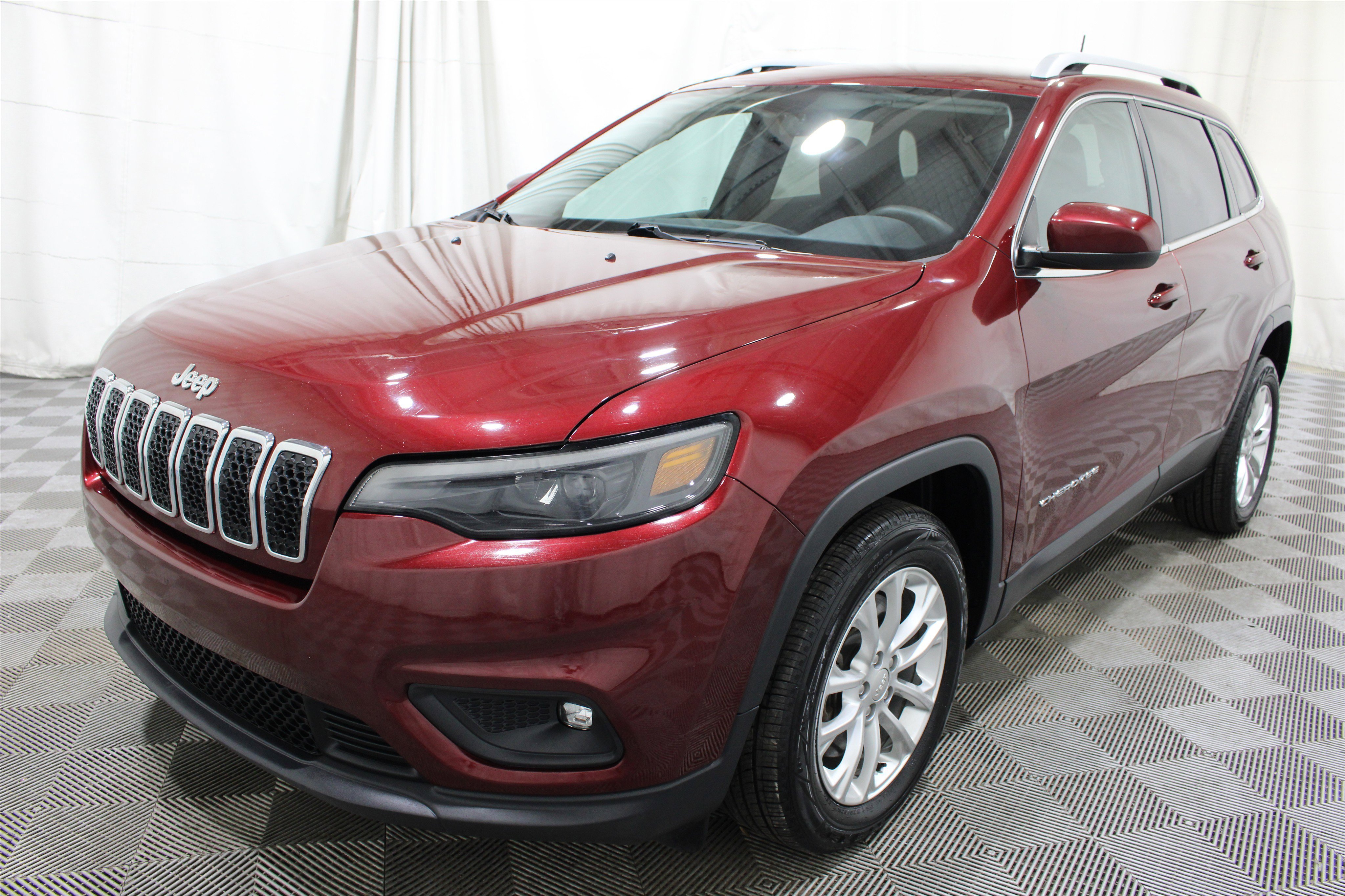 Used 2019 Velvet Red Pearlcoat Jeep Latitude image 31