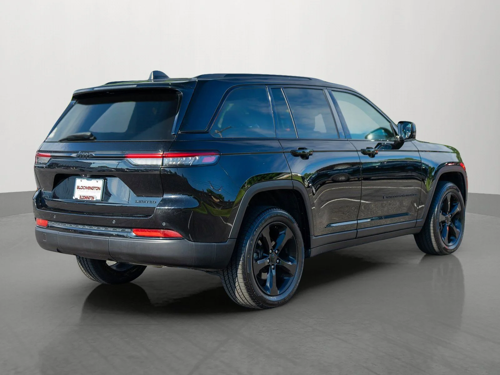Used 2023 Diamond Black Crystal Pearlcoat Jeep Limited image 7