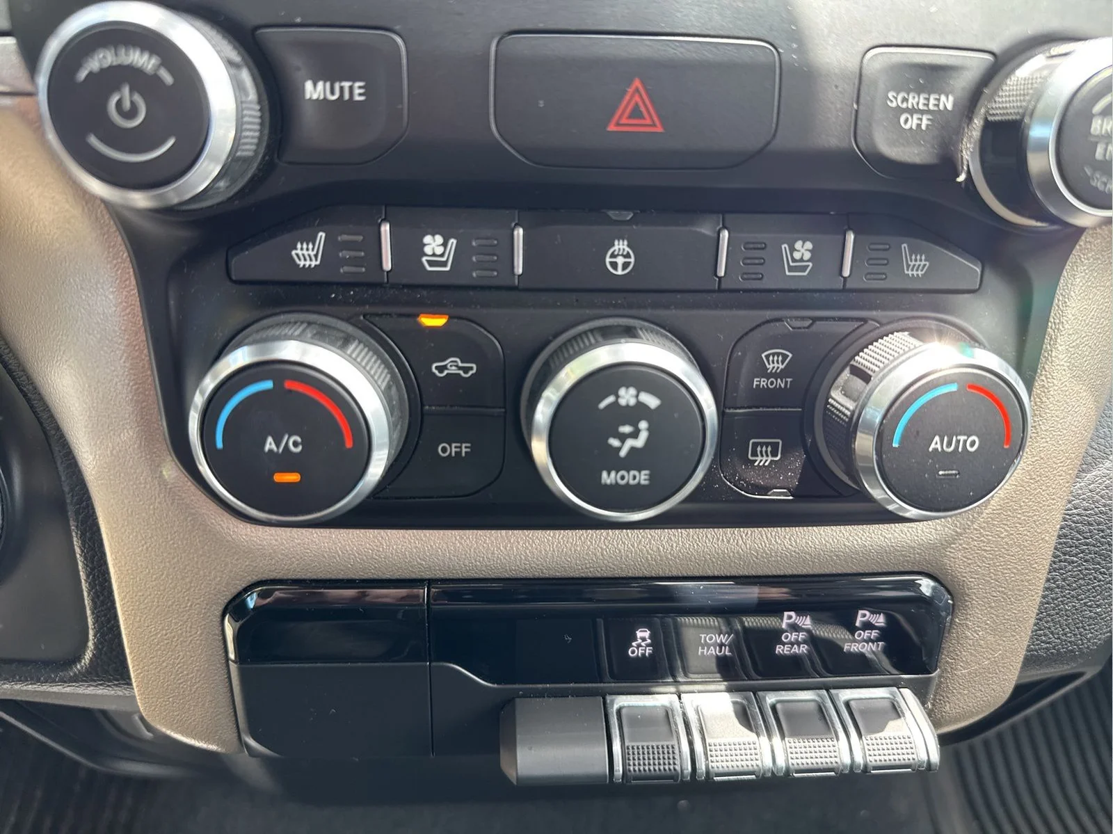Used 2019 Billet Silver Metallic Ram Laramie image 36