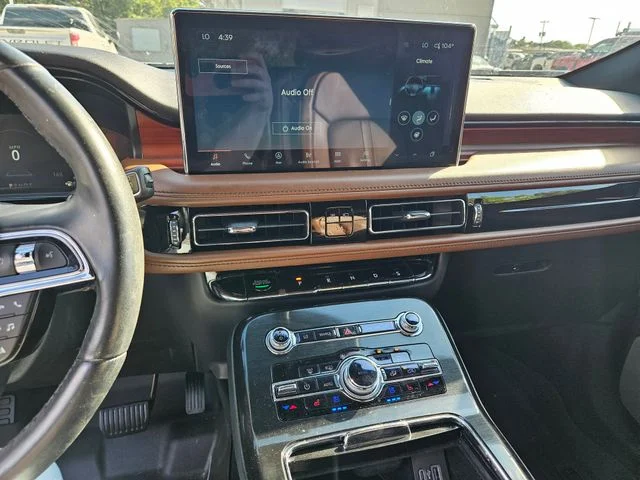 Used 2023 White Metallic Lincoln Reserve image 10