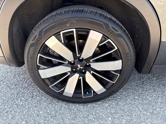 Used 2025  Mitsubishi  image 11