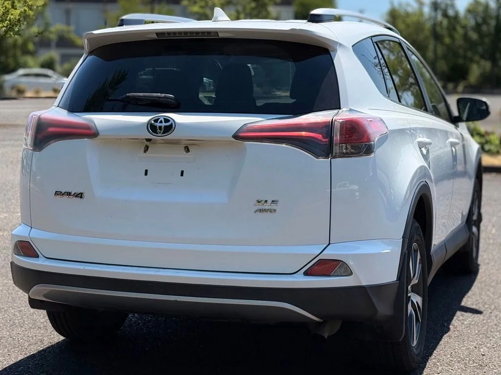 Used 2016 White Toyota XLE image 5