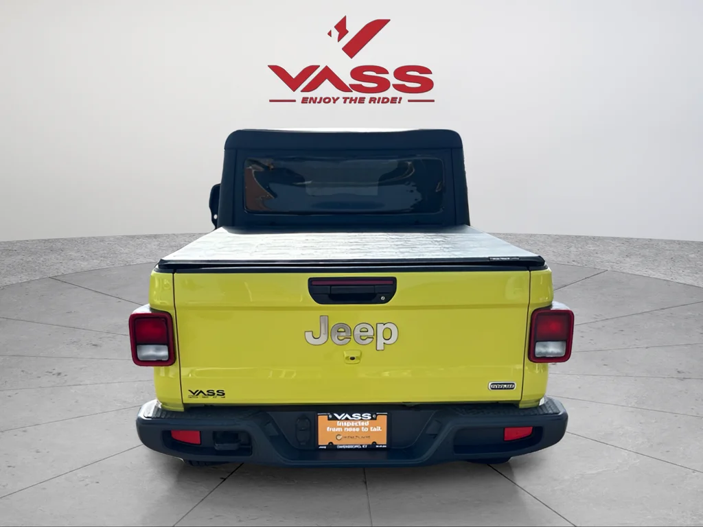Used 2023 High Velocity Clearcoat Jeep Overland image 4