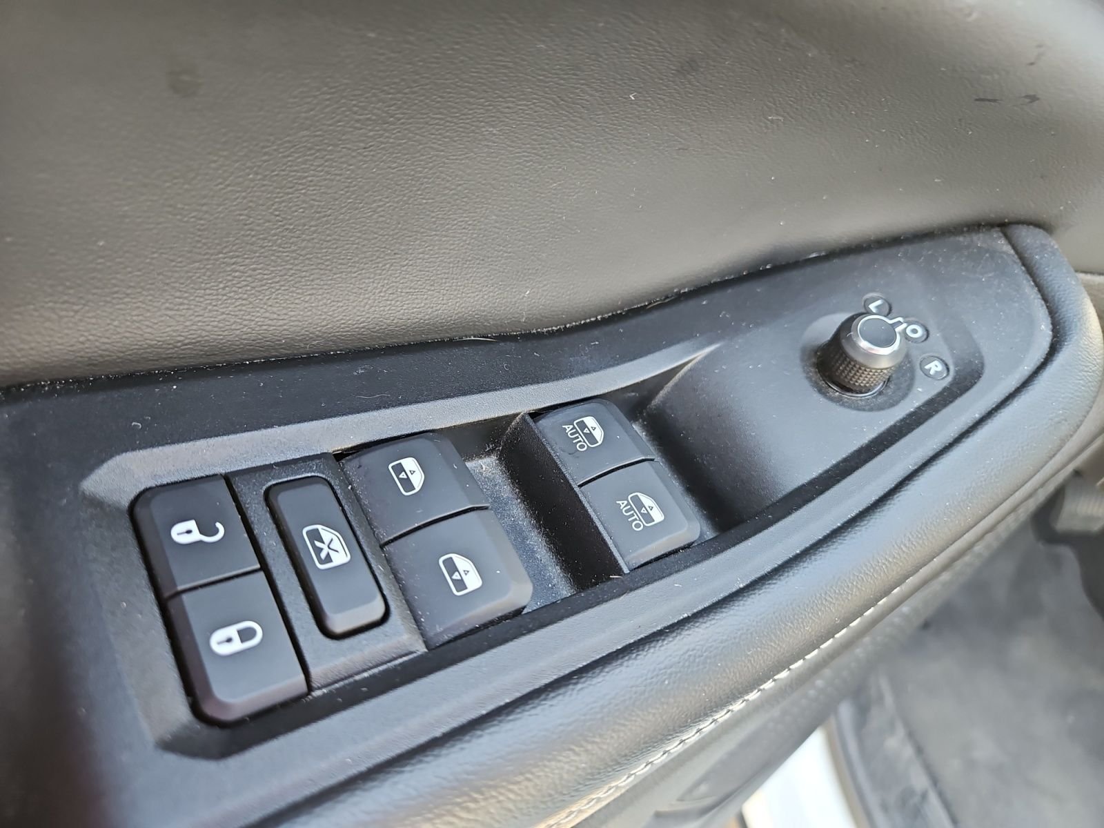 Used 2024 White Jeep Altitude image 21