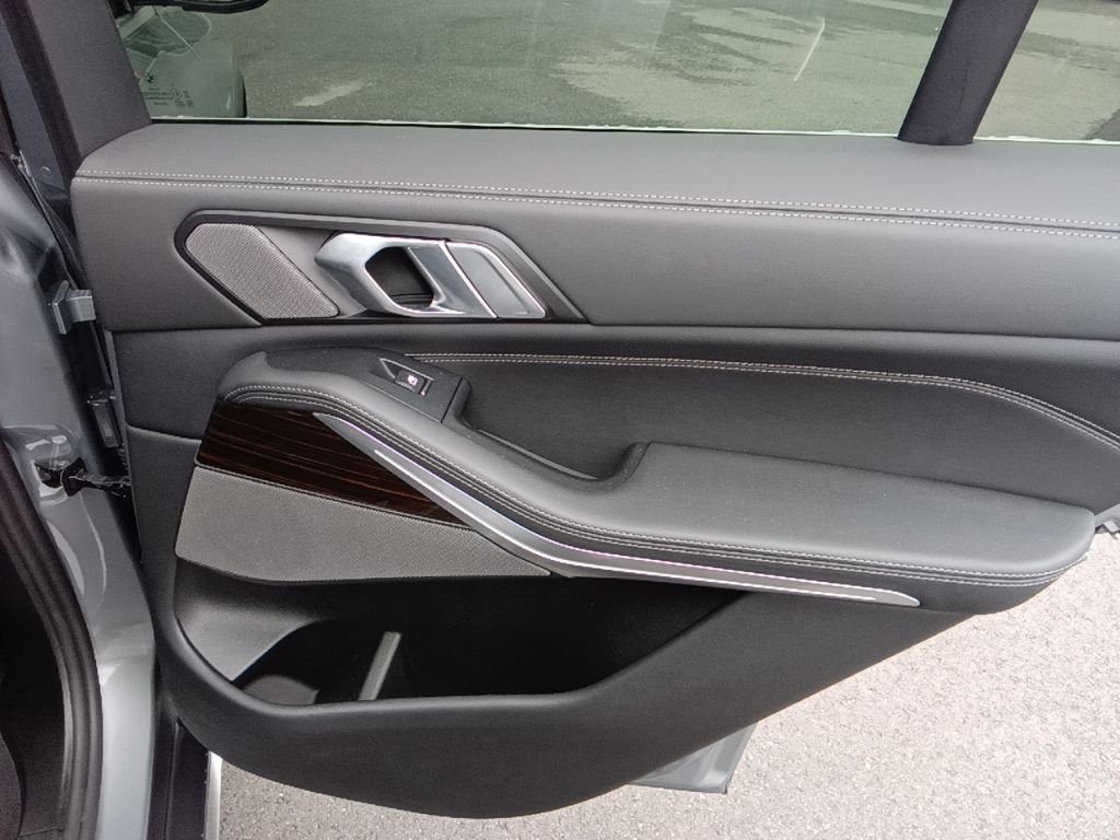 Used 2026 Skyscraper Grey Metallic BMW xDrive40i image 24