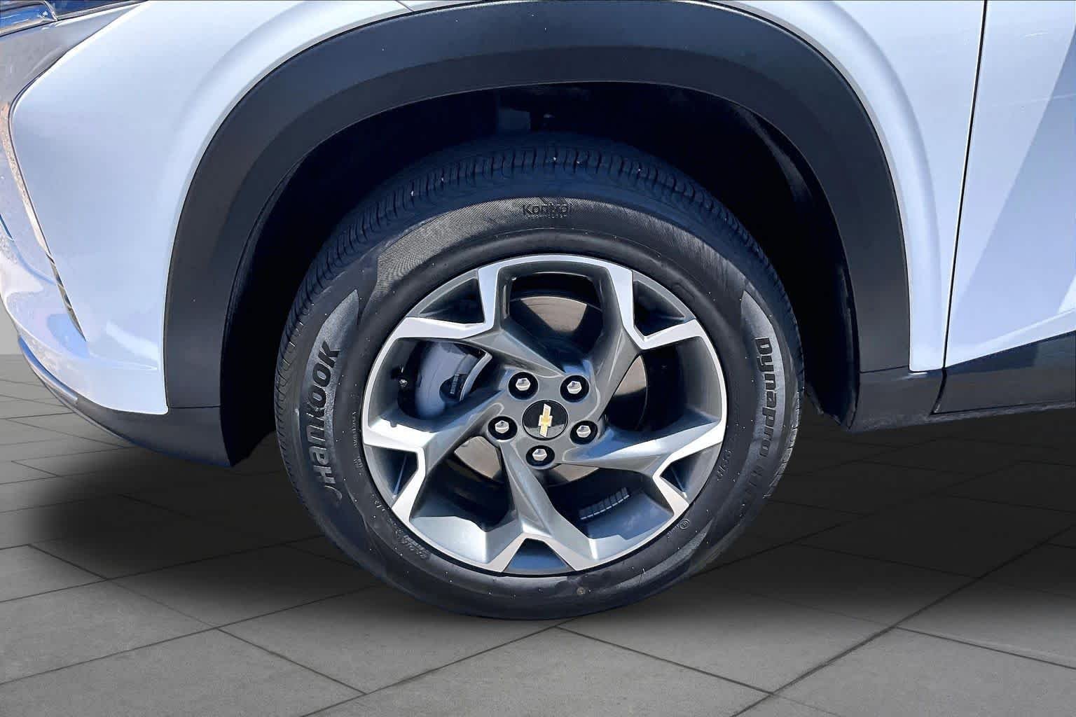 Used 2025 Summit White Chevrolet LT image 10