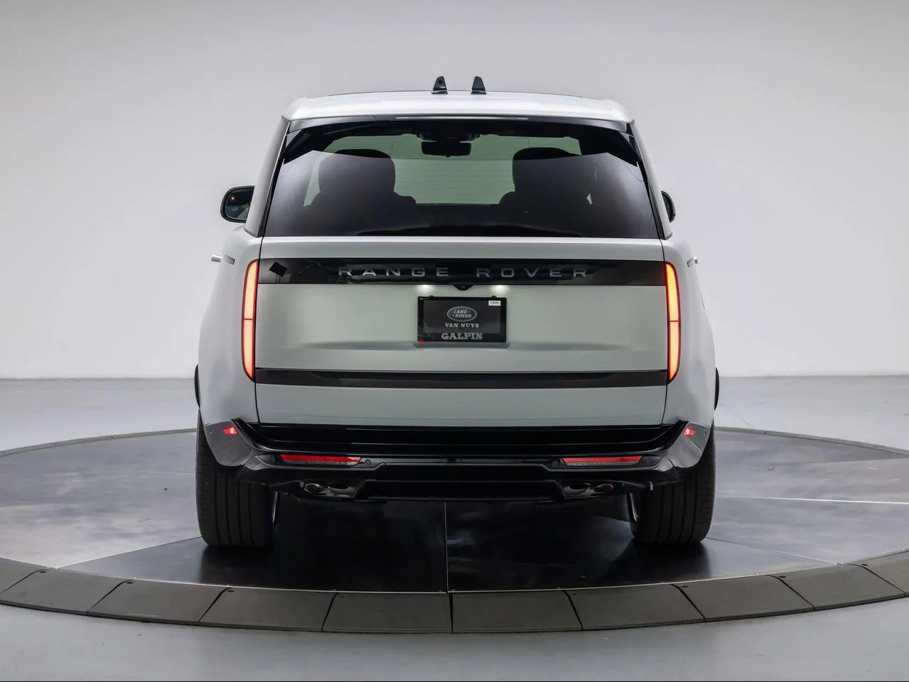 New 2026 Ethereal Frost Satin Land Rover Autobiography LWB image 4