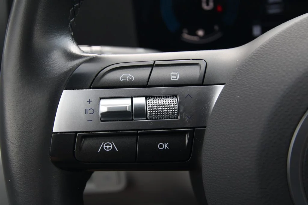 Used 2025 Black Hyundai SEL image 18