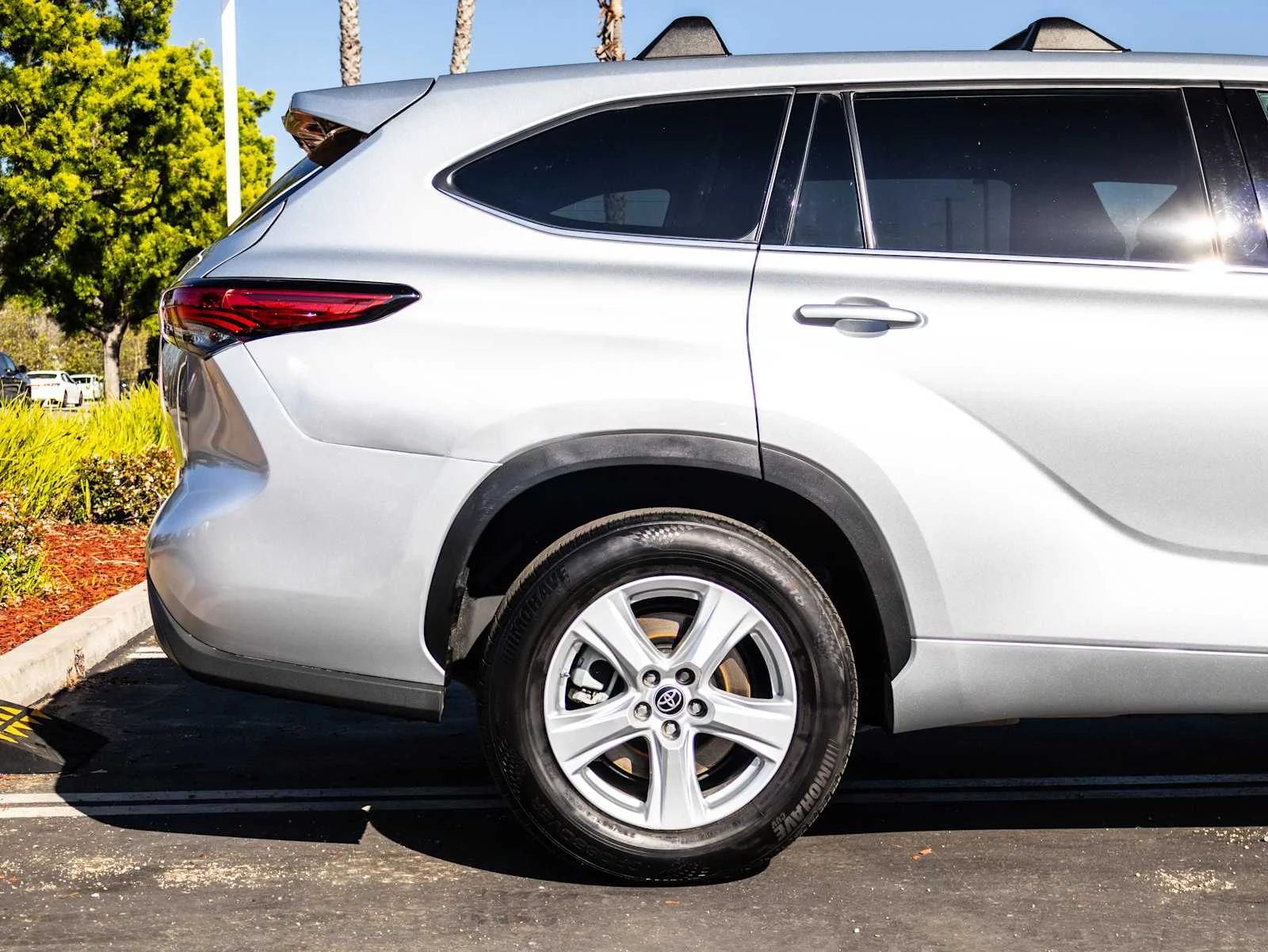 Used 2022 Silver Toyota LE image 6