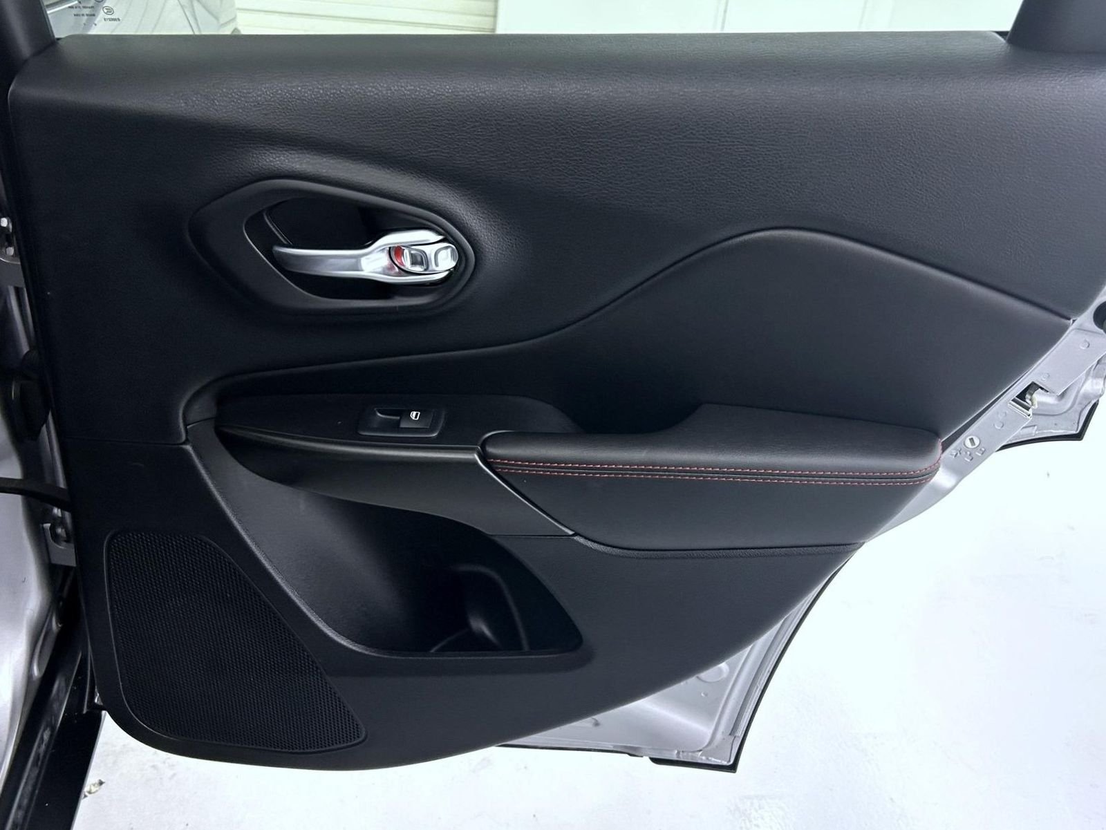 Used 2019 Billet Silver Metallic Jeep Trailhawk image 17