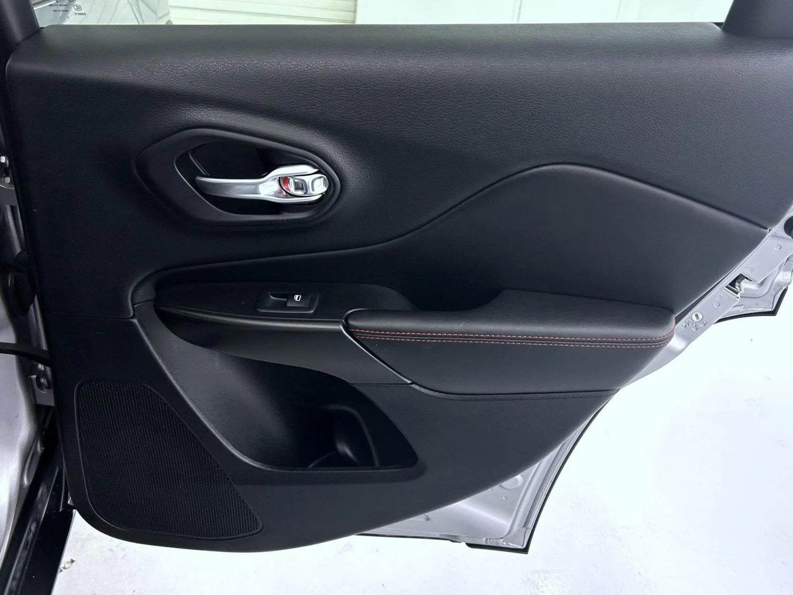Used 2019 Silver Jeep Trailhawk image 17