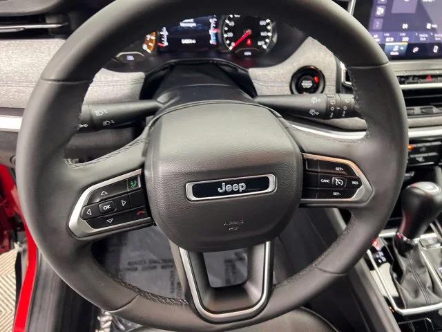 Used 2024  Jeep Latitude image 21