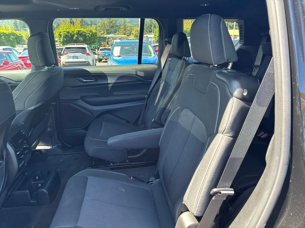 Used 2025 Diamond Black Crystal Pearlcoat Jeep Laredo image 5