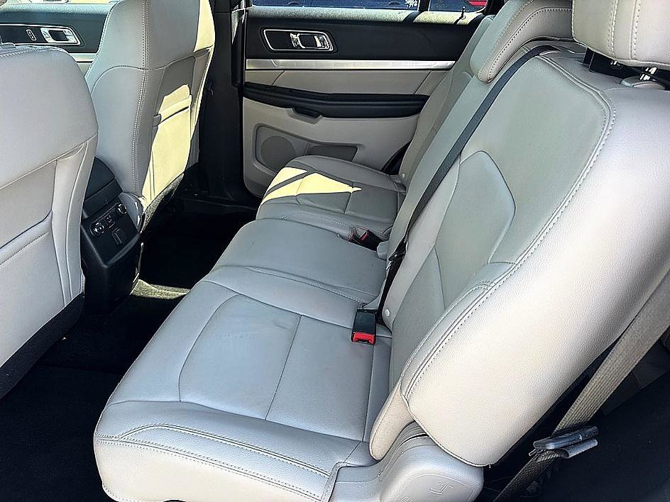 Used 2018 White Platinum Clearcoat Metallic Ford XLT image 10