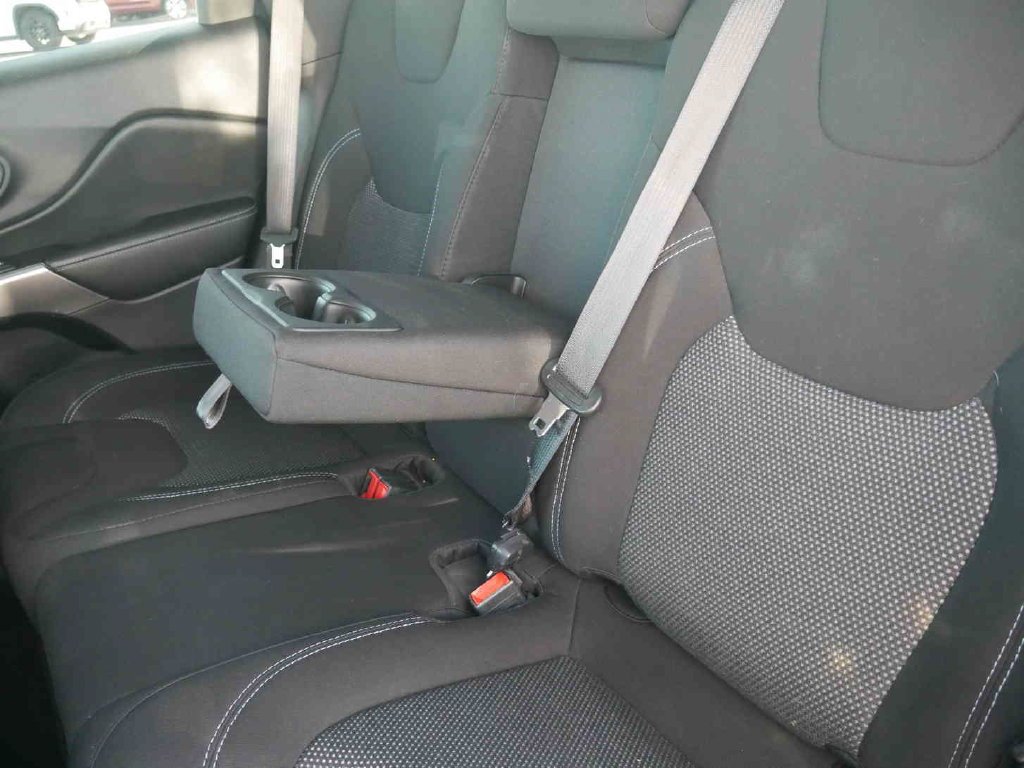 Used 2021 Silver Jeep Latitude image 13