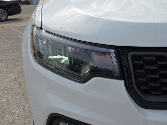 New 2026 Bright White Clear-Coat Exterior Paint Jeep Latitude image 7