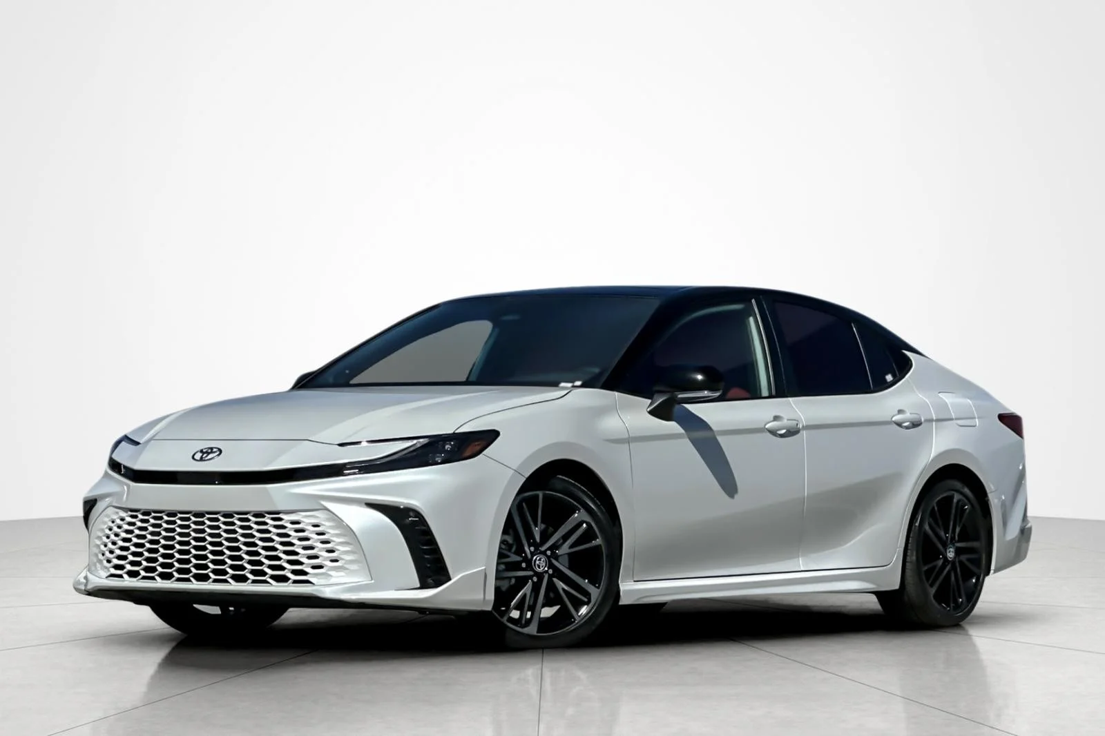 2025 Toyota Camry XSE Hybrid's photo