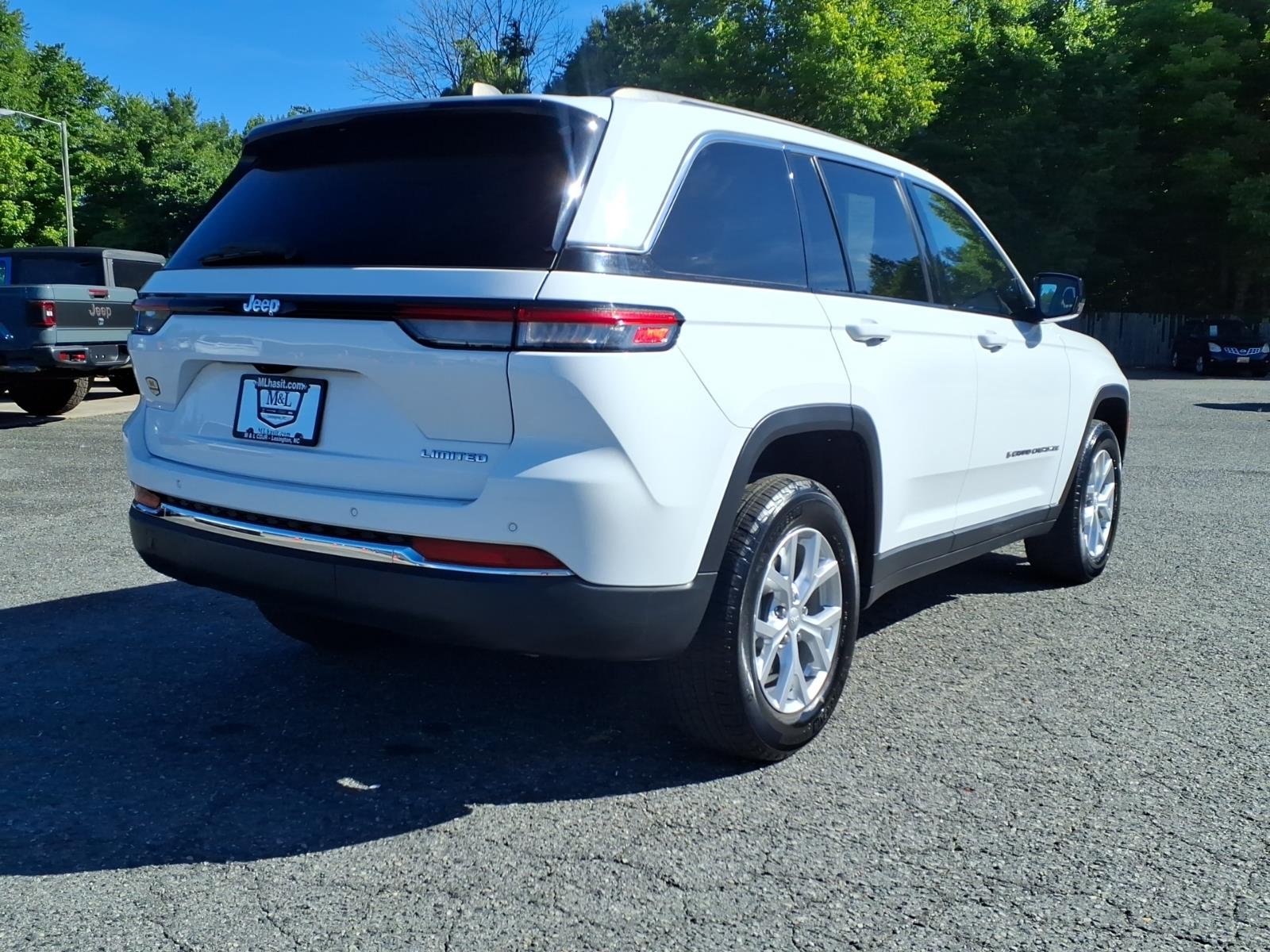Used 2023 White/off-white Jeep Limited image 23
