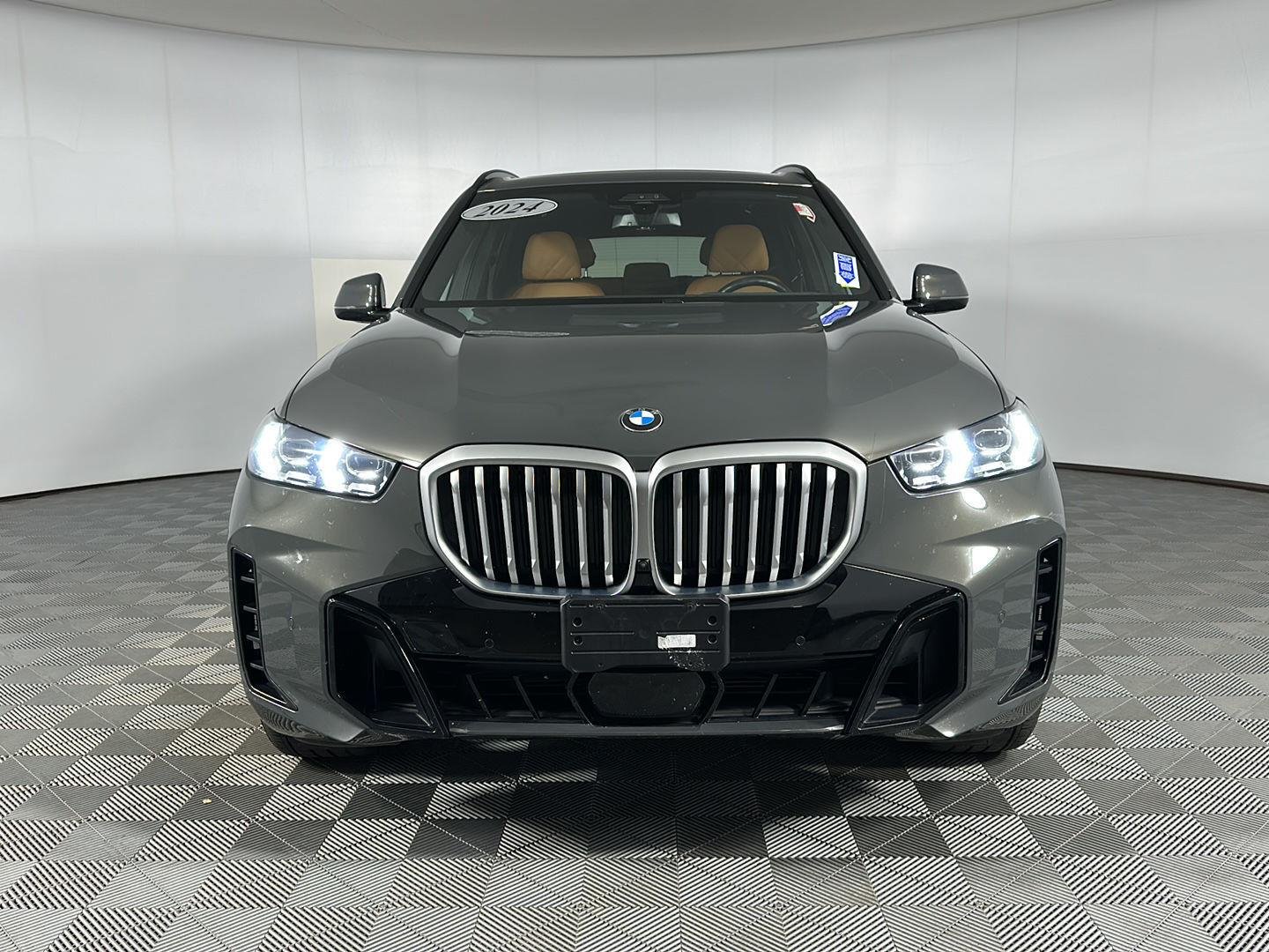 Used 2024 Dravit Grey Metallic BMW xDrive40i image 2