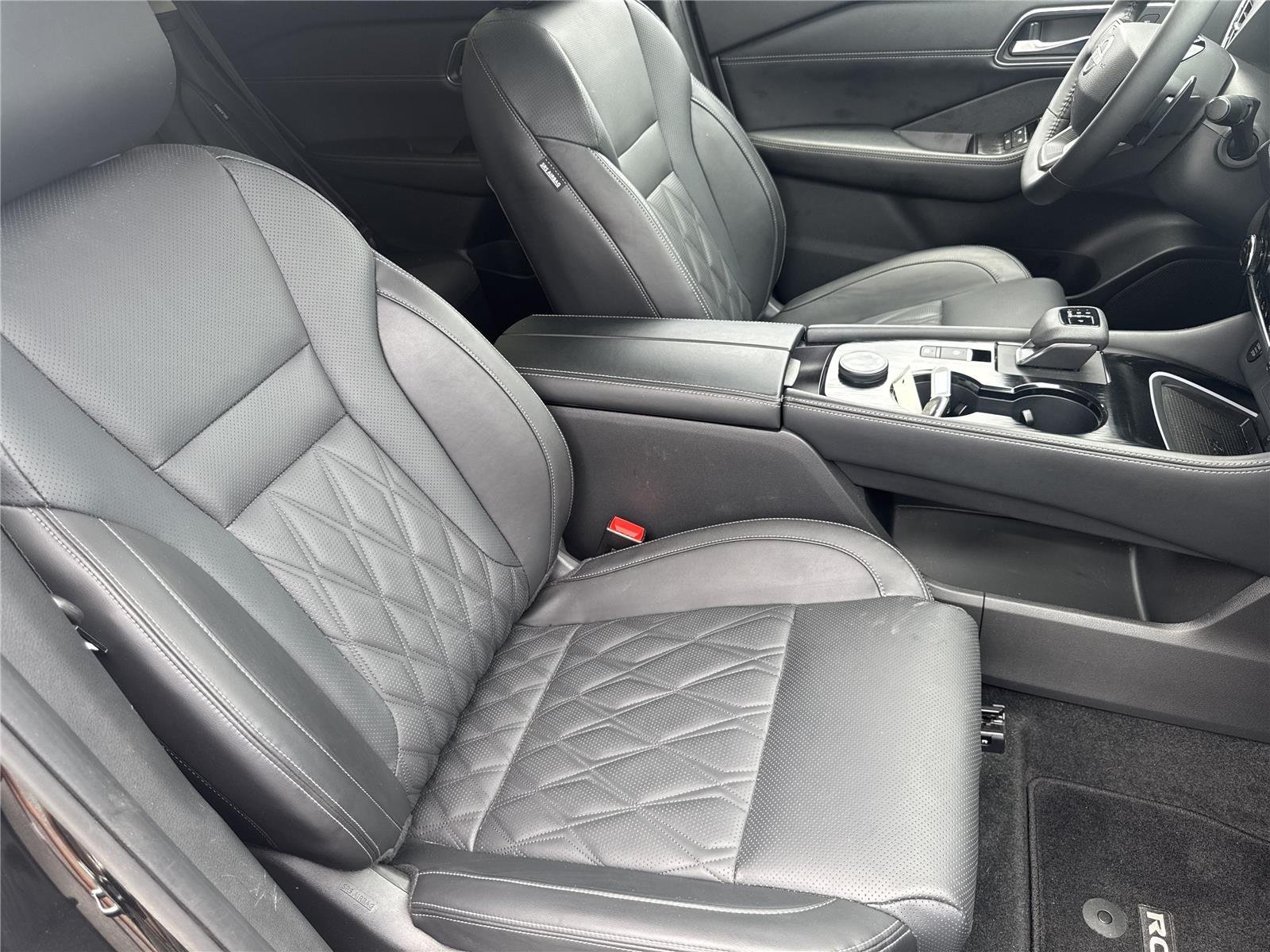 Used 2026 Super Black Nissan Platinum image 36
